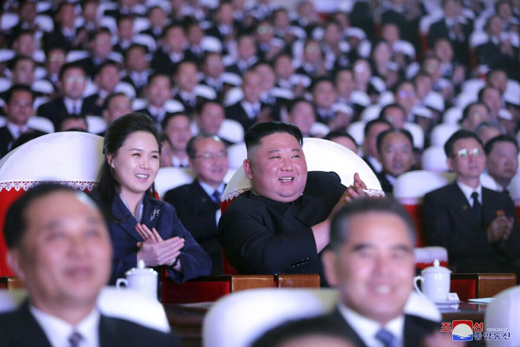 Pemimpin Korea Utara Kim Jong Un (tengah, kanan) dan istrinya, Ri Sol Ju, menonton atraksi pada peringatan ulang tahun Kim Jong Il di Pyongyang, Selasa (16/2/2021). 