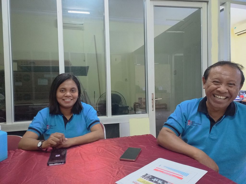 Adrianus Lamuri dan Emi Hayon, staf KPA NTT di Kupang, Jumat (18/11/2022).