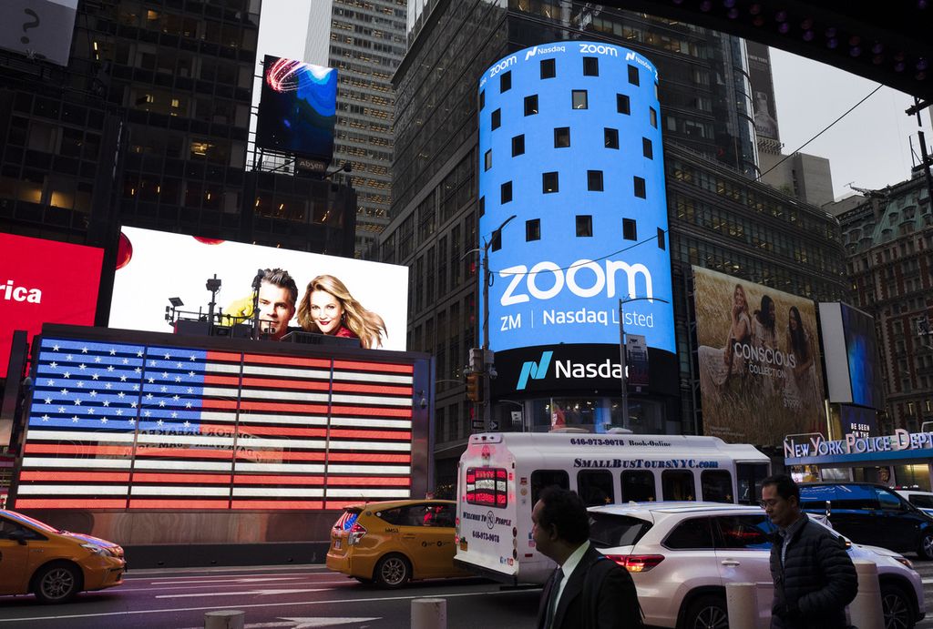Arsip foto pada 18 April 2019 ini menunjukkan iklan Zoom, di New York, Amerika Serikat. Layanan konferensi video Zoom tetap menjadi perlengkapan selama pandemi Covid-19. Namun, pertumbuhannya menurun karena perusahaan mulai mewajibkan karyawannya kembali bekerja di kantor. 