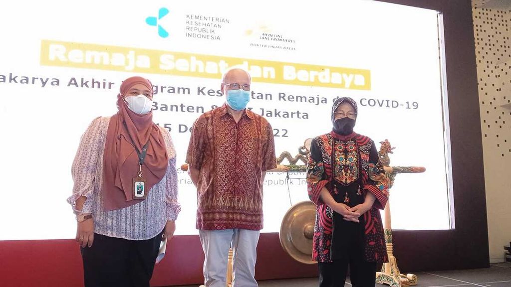 Suasana pembukaan Lokakarya Akhir Program Kesehatan Remaja dan Covid-19, Kamis (15/12/2022), di Jakarta. Dalam foto terdapat Menteri Sosial Tri Rismaharini (kanan) dan Direktur MSF di Indonesia Walter Lorenzi.