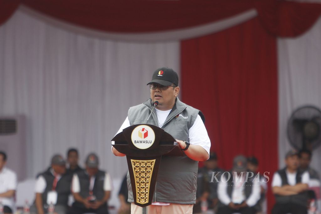 Ketua Bawaslu Rahmat Bagja memberikan pidato arahan saat Apel Siaga Pengawasan Tahapan Kampanye Pemilu 2024 di Monumen Nasional (Monas), Jakarta, Minggu (26/11/2023).
