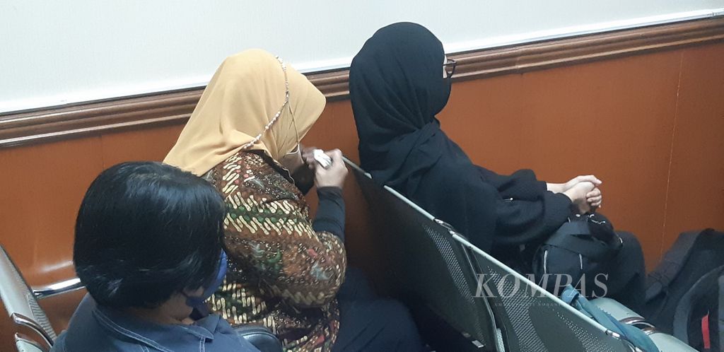 Ibu dan istri (dari kiri ke kanan) Ajun Komisaris Besar Dody Prawiranegara menyaksikan sidang pembacaan tuntutan di bangku ruang sidang Pengadilan Negeri Jakarta Barat, Senin (27/3/2023).