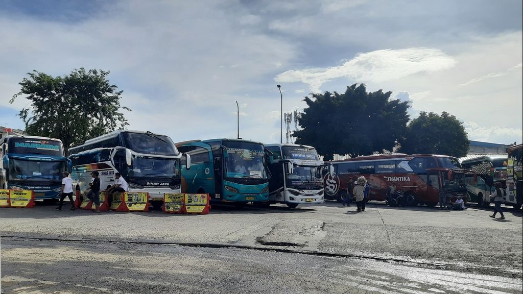 Para petugas PO dan pengemudi bus sedang mengobrol di Terminal Kalideres, Jakarta, Senin (3/4/2023).