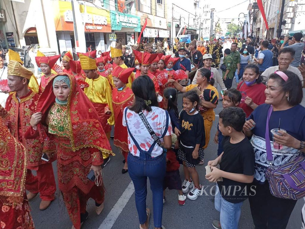 Warga kota menyaksikan karnaval kebudayaan dan pergelaran multietnis yang dilaksanakan di kawasan Kesawan dan Lapangan Merdeka, Medan, Sumatera Utara, Jumat (1/7/2022). 