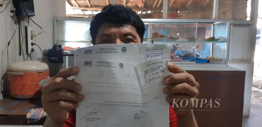 Wy (57), Warga Kapuk Muara, Jakarta Utara, menuliskan nama-nama pelaku yang meminta bayaran puluhan juta rupiah untuk pemasangan air perpipaan secara ilegal. Belakangan ia merasa ditipu karena seluruh saluran itu dicabut meskipun ia sudah membayar mahal.