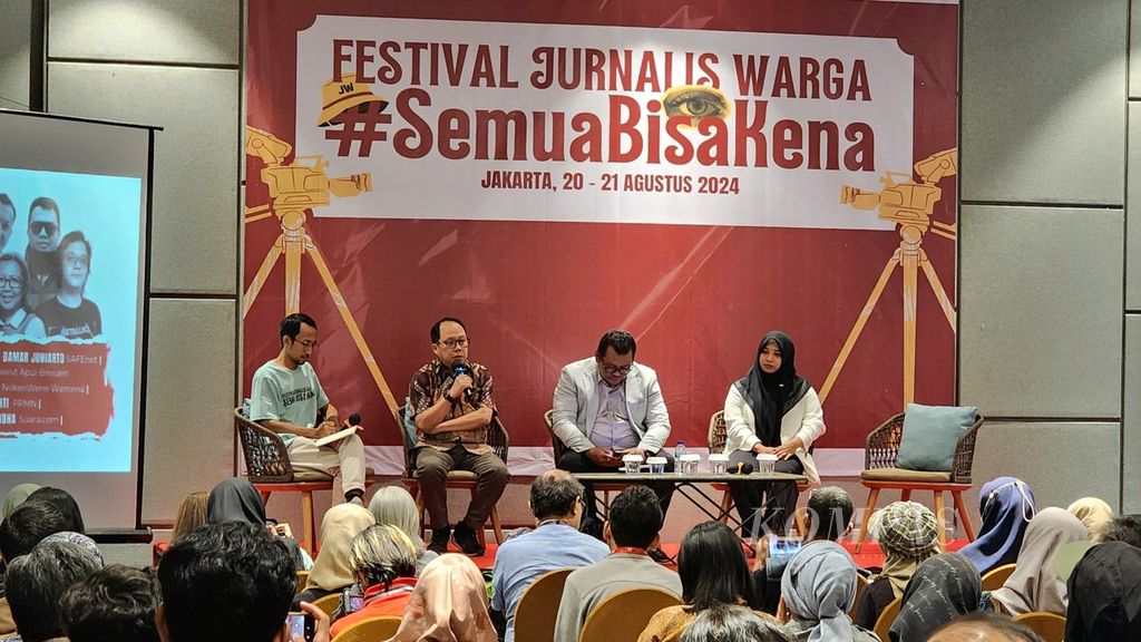 Pemimpin Redaksi Harian <i>Kompas</i>/Kompas.id, Sutta Dharmasaputra; Ketua Dewan Pengawas Perkumpulan Pembela Kebebasan Berekspresi Asia Tenggara (SAFEnet) Damar Juniarto; dan Koordinator Jurnalis Warga Daweut Apui Bireun, Murni Nasir, saat menjadi pembicara dalam diskusi Festival Jurnalisme Warga; Semua Bisa Kena di Jakarta, Selasa (20/8/2024).