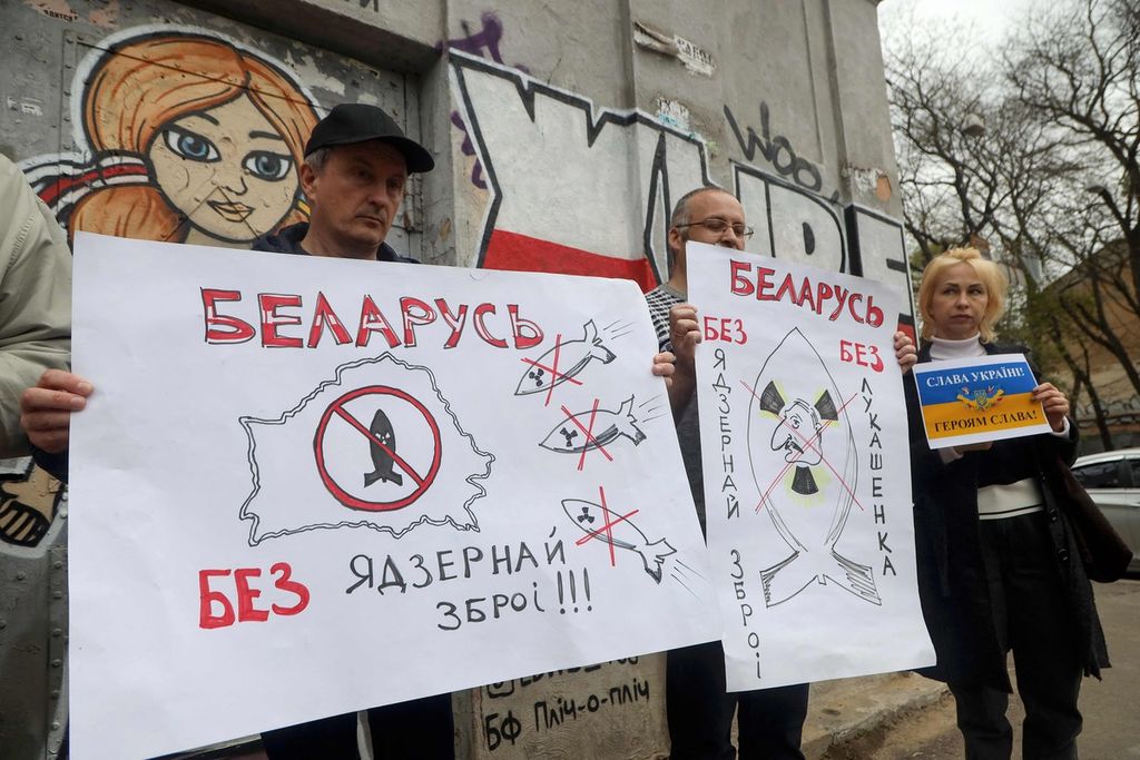 Perwakilan diaspora Belarusia di Ukraina berunjuk rasa sambil membawa plakat dengan tulisan antara lain, Belarusia Tanpa Senjata Nuklir. Unjuk rasa itu dilakukan di Odessa pada Senin (8/5/2023).