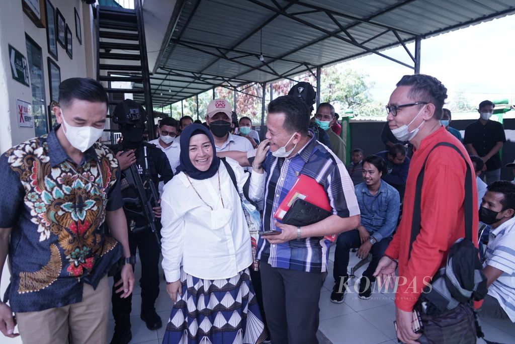 Bupati Kolaka Timur  (nonaktif) Andi Merya Nur (kedua dari kiri) tersenyum saat bertemu dengan keluarga dan koleganya setelah divonis tiga tahun penjara hingga pencabutan hak politik selama dua tahun, di Kendari, Sultra, Selasa (26/4/2022).