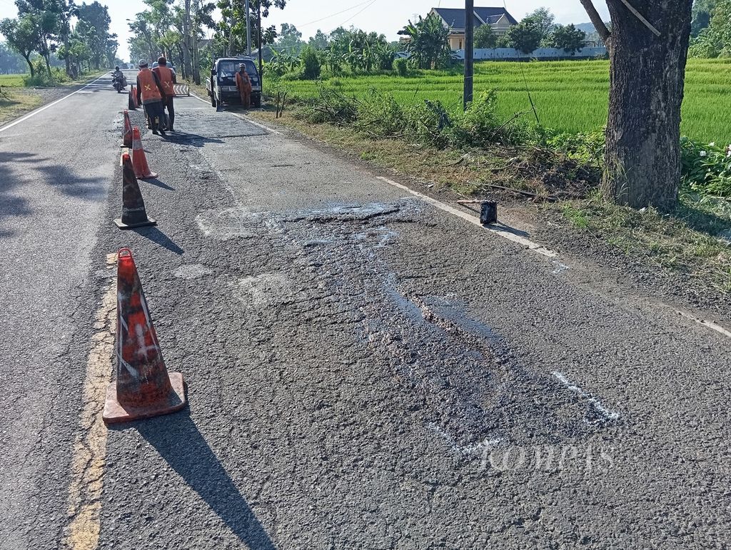 Perbaikan jalan trans-Madura di wilayah Kecamatan Jrengik, Kabupaten Sampang, Pulau Madura, Jawa Timur, Selasa (19/3/2024). 