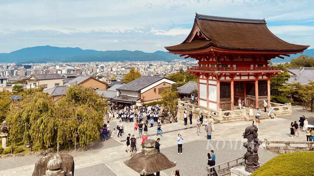 Halaman Kuil Kiyumizu di Kyoto, Jepang pada 3 Oktober 2023. Kuil itu menjadi situs warisan budaya dunia sekaligus salah satu andalan pariwisata Jepang