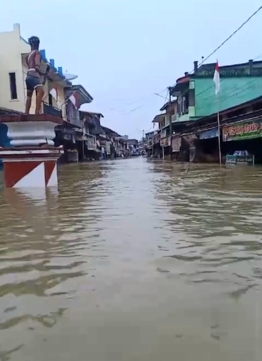 Banjir melanda Jalan Raya di Desa Darit, Kecamatan Menyuke, Kabupaten Landak, Kalimantan Barat, Rabu (28/8/2024).