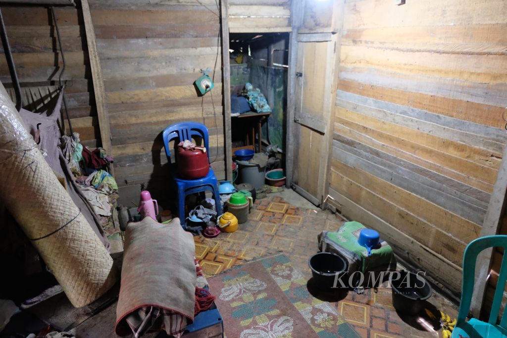 Kondisi rumah seorang lansia tunggal di Kabupaten Dharmasraya, Sumatera Barat, Senin (29/5/2023). Selain tidak memiliki ventilasi yang cukup, rumah semipermanen ini juga tidak memiliki kamar mandi. Warga lansia tersebut lantas diberi bantuan sosial berupa rumah sejahtera terpadu (RST) oleh Kementerian Sosial.