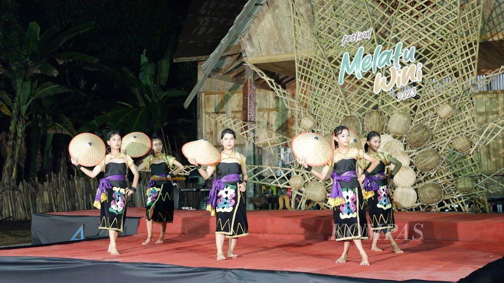 Persembahan tarian tradisional pada Festival Melatu Wini 2023 di Desa Liyu, Kecamatan Halong, Kabupaten Balangan, Kalimantan Selatan, Jumat (1/12/2023).