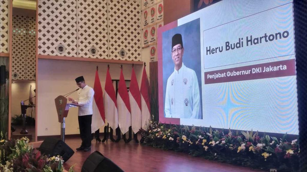 Penjabat Gubernur DKI Jakarta Heru Budi Hartono saat memberikan sambutan di acara halalbihalal yang diselenggarakan PB PGRI di Gedung Guru Indonesia, Jakarta Pusat, Kamis (18/5/2023).