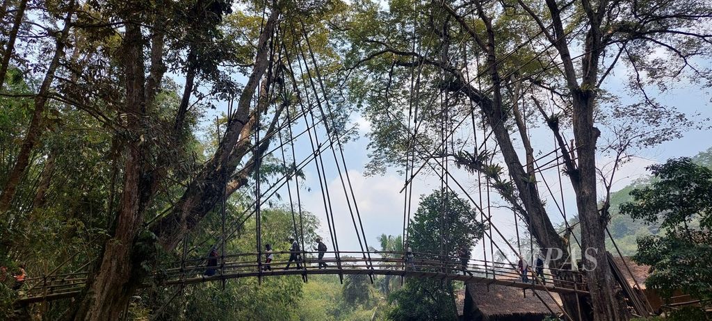 Jembatan bambu sepanjang 24 meter di Kampung Gajeboh, Desa Kanekes, Lebak, Banten, Sabtu (30/9/2023)