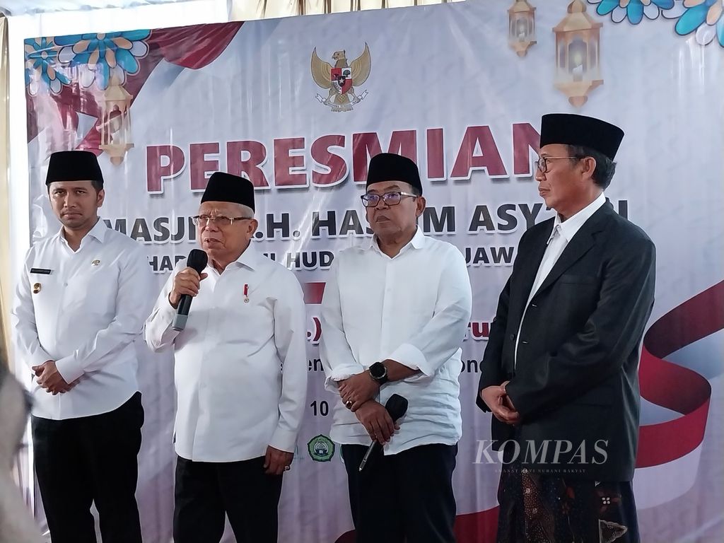 Wakil Presiden Ma'ruf Amin saat menjawab pertanyaan awak media seusai peresmian Masjid KH Hasyim Asy'ari di Ma'had Bahrul Huda, Tuban, Jawa Timur, Kamis (10/8/2023).