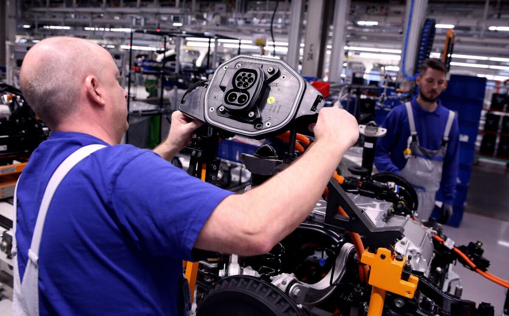 Pabrik perakitan mobil milik Volkswagen di Zwickau, Jerman, pada Februari 2020.