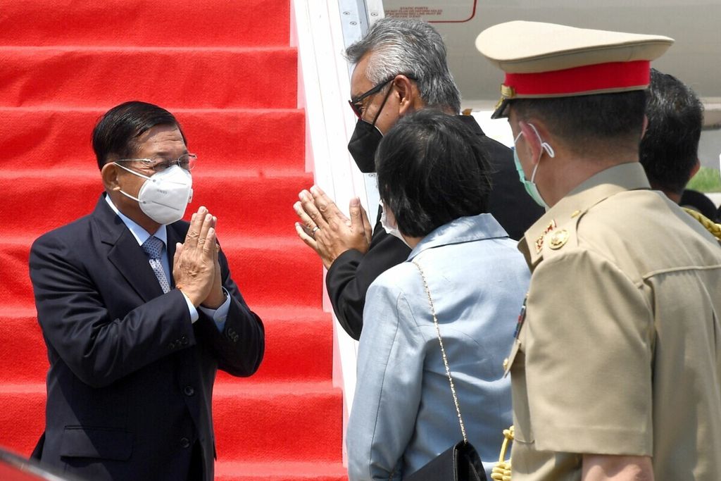 Foto yang drills Istana Kepresidenan RI pada 24 April 2021 ini menunjukkan pemimpin junta militer Myanmar, Min Aung Hlaing (kiri), disambut saat tiba di Bandara Internasional Soekarno-Hatta untuk menghadiri KTT ASEAN membahas isu Myanmar. 
