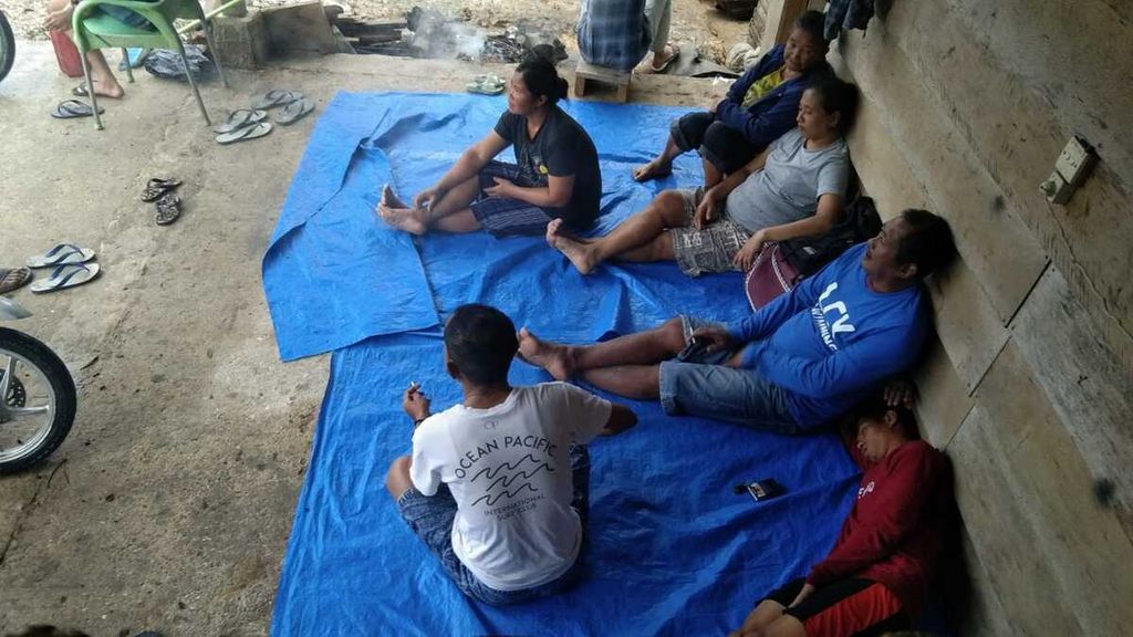 Warga bertahan di tempat pengungsian di Desa Muara Sikabaluan, Kecamatan Siberut Utara, Kepulauan Mentawai, Sumatera Barat, seusai gempa M 7,3 di perairan bagian utara Pulau Siberut, Selasa (25/4/2023) pagi.