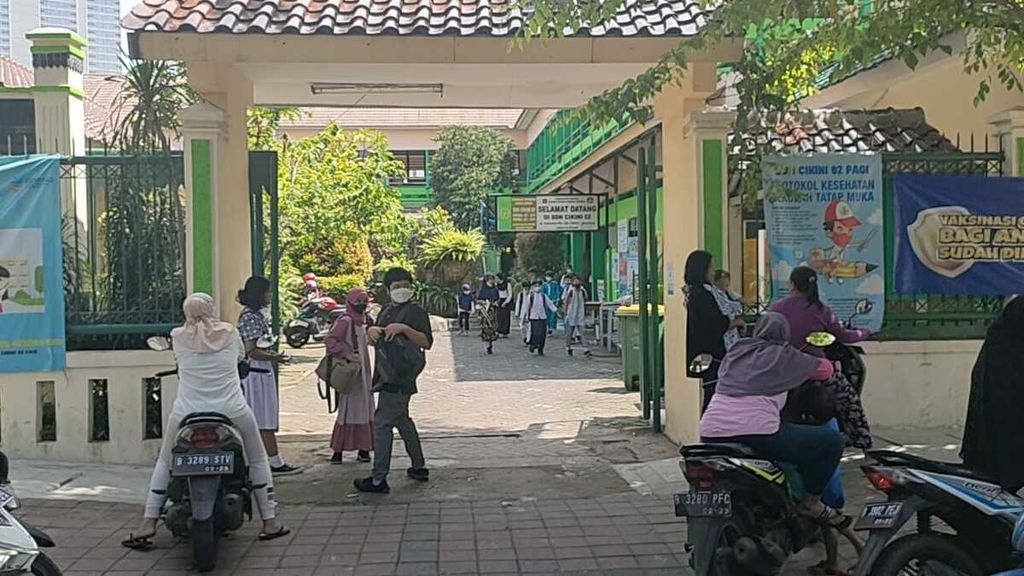 Suasana jam pulang sekolah di SD Negeri 02 Cikini di Jakarta Pusat, Kamis (7/4/2022).