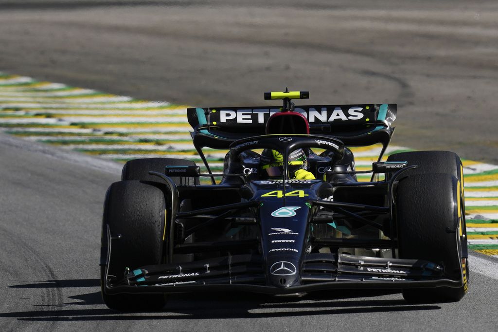 Pebalap Mercedes, Lewis Hamilton, memacu mobilnya balap Formula 1 seri Brasil, Senin (6/11/2023) dini hari WIB.
