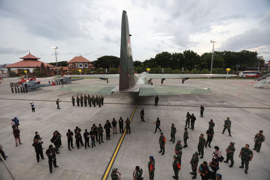 Sejumlah alutsista pertahanan udara untuk pengamanan KTT G20 disiagakan di Base Ops Pangkalan TNI Angkatan Udara I Gusti Ngurah Rai, Bali, Senin (7/11/2022). TNI mengerahkan antara lain dua pesawat tempur F16, dua pesawat tempur Sukhoi 27, dua pesawat tempur Sukhoi 30, serta 13 helikopter, untuk mengamankan KTT G20. 