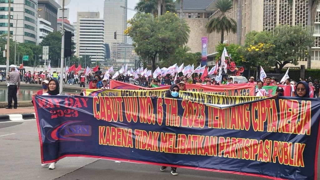 Para buruh berkumpul dan berorasi dalam rangka peringatan Hari Buruh Sedunia di kawasan bundaran air mancur Tamhrin, Jakarta, Senin (1/5/2023).