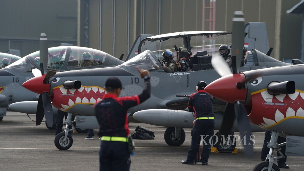 <i>Marshaller </i>mengarahkan penerbang EMB-314 Super Tucano dalam geladi bersih Hari Ulang Tahun Ke-77 TNI Angkatan Udara di Lapangan Udara Halim Perdanakusuma, Jakarta Timur, Kamis (6/4/2023).