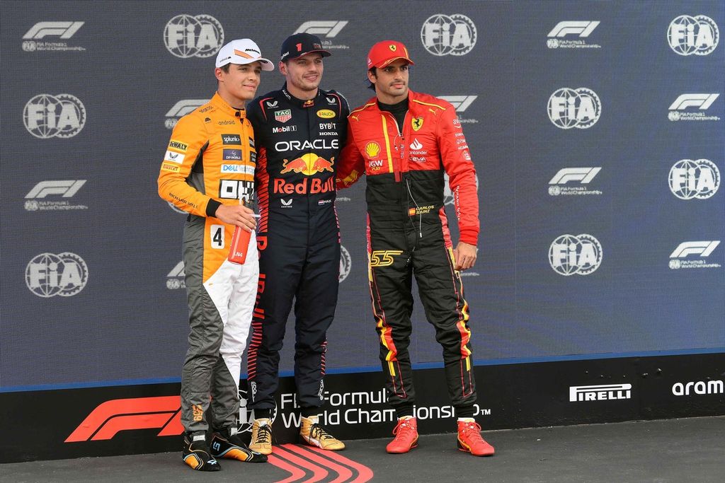 Pebalap Red Bull, Max Verstappen (tengah), yang meraih posisi start pertama diapit oleh pebalap Ferrari, Carlos Sainz Jr (kanan), yang akan start dari posisi kedua dan pebalap McLaren, Lando Norris (kiri), yang akan start pada posisi ketiga setelah sesi kualifikasi balapan Formula 1 di Sirkuit Barcelona-Catalunya, Spanyol, Sabtu (3/6/2023). 