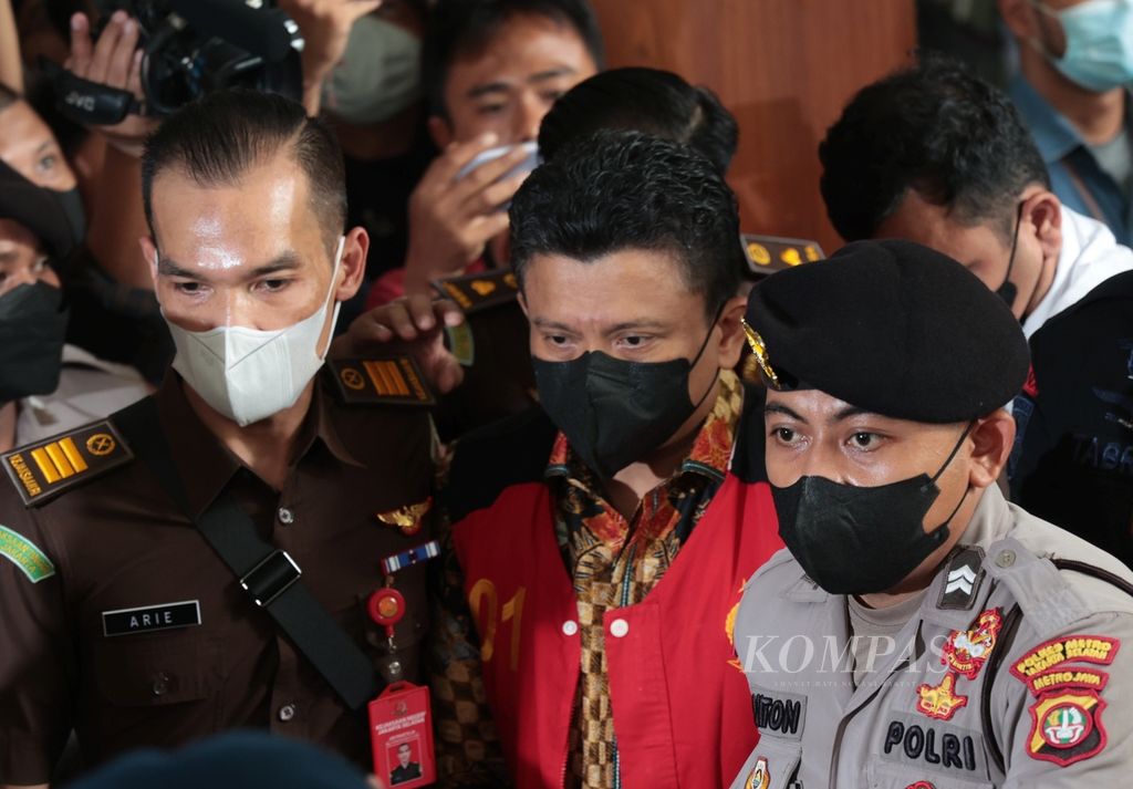Terdakwa kasus dugaan pembunuhan berencana terhadap Brigadir J atau Nofriansyah Yosua Hutabarat dan penghalangan penyidikan kasus pembunuhan itu, Ferdy Sambo (tengah berompi), seusai sidang perdana di Pengadilan Negeri Jakarta Selatan, Jakarta, Senin (17/10/2022). 