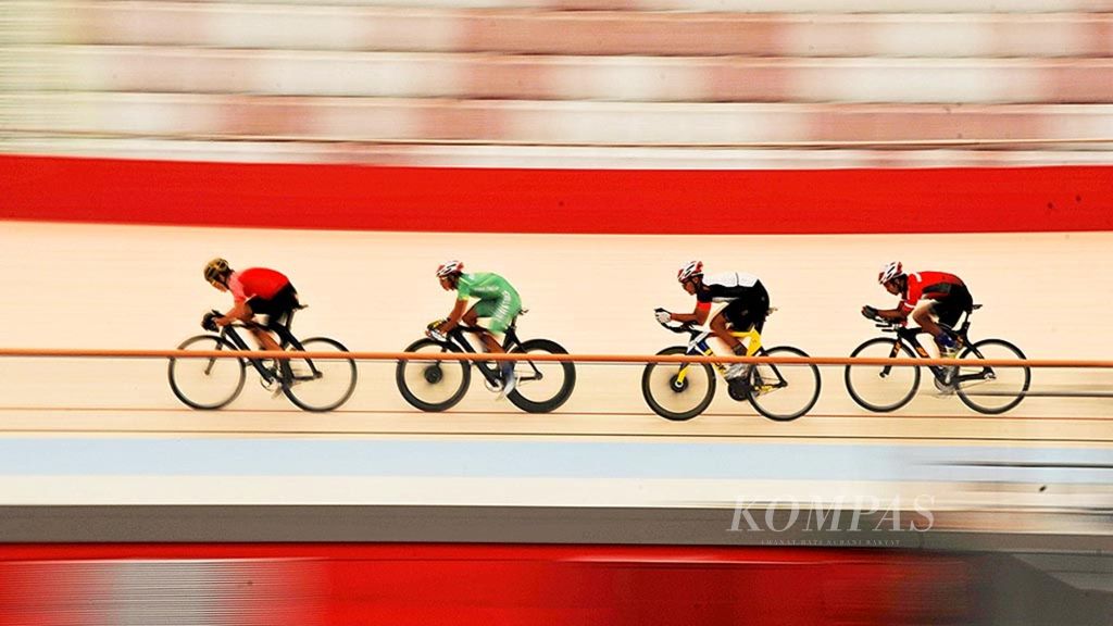 Para pebalap sepeda disiplin trek berlatih kecepatan saat pemusatan latihan nasional Asian Games 2018 di Velodrom Internasional Jakarta, Rawamangun, Jakarta Timur, Rabu (23/5/2018).