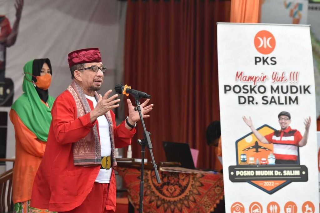 Ketua Majelis Syuro Partai Keadilan Sejahtera (PKS) Salim Segaf Aljufri memberikan sambutan dalam peluncuran posko mudik Salim di Kantor DPP PKS, Jakarta, Kamis (28/4/2022).