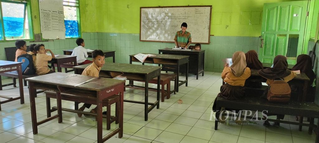 Suasana pembelajaran di SD Negeri 5 Akar-Akar, Kecamatan Bayan, Kabupaten Lombok Utara, Nusa Tenggara Barat, Rabu (17/5/2023). 