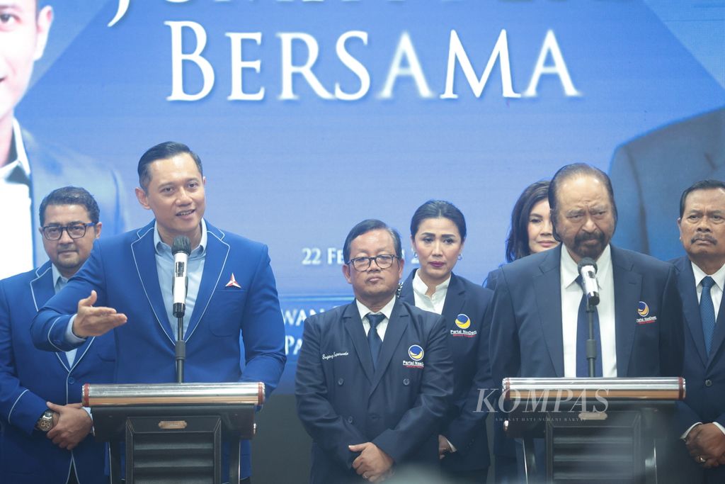 Ketua Umum Partai Nasdem Surya Paloh (kanan) dan Ketua Umum Partai Demokrat Agus Harimurti Yudhoyono melakukan konferensi pers seusai pertemuan di kantor DPP Partai Demokrat, Jakarta, Rabu (22/2/2023). 