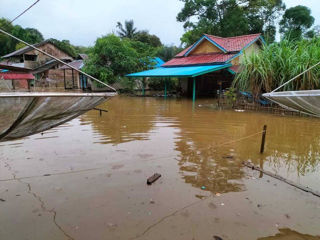 Banjir di Kabupaten Melawi, Kalimantan Barat, Minggu (21/4/2024).