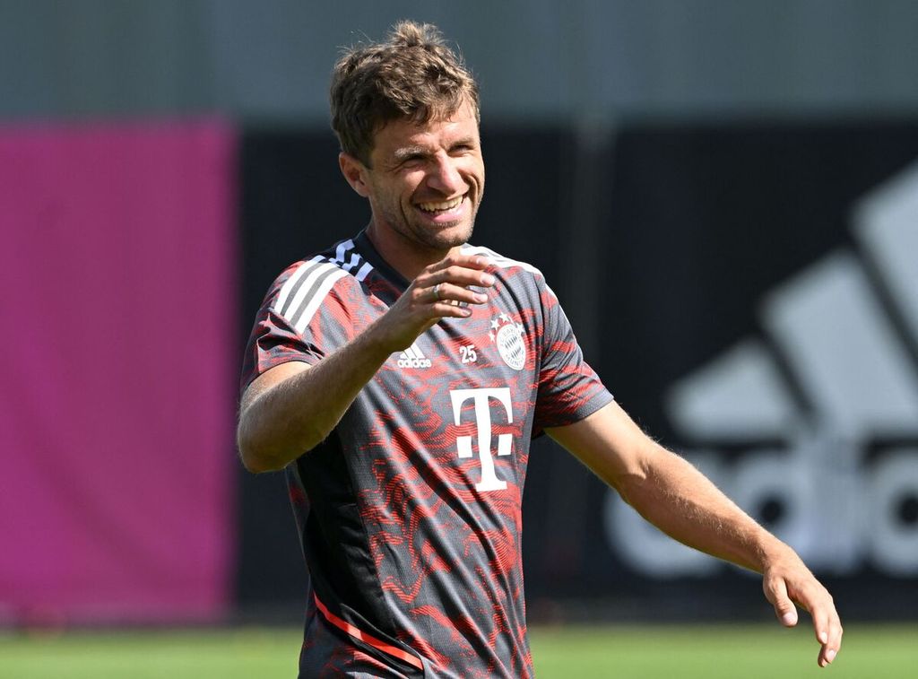 Penyerang Bayern Muenchen, Thomas Mueller, tersenyum di sela-sela latihan tim di Muenchen, Selasa (6/9/2022). 