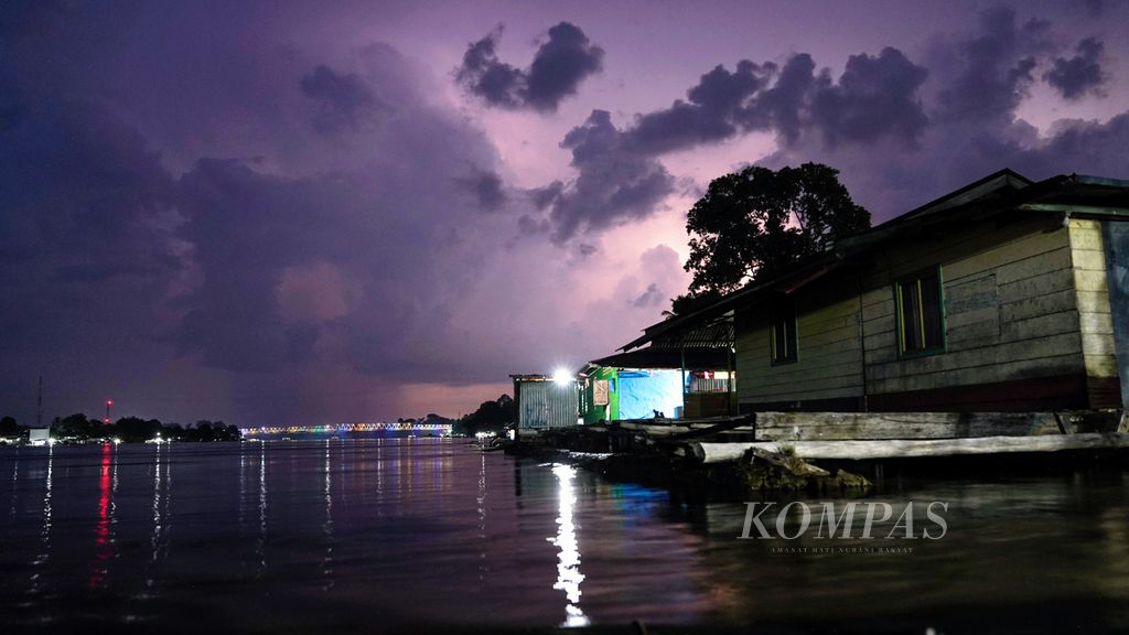 Kehidupan warga di rumah lanting di Sungai Kapuas yang membelah Kota Sintang di Kalimantan Barat, Kamis (14/10/2021). Sungai Kapuas dengan panjang mencapai 1.143 kilometer merupakan sungai terpanjang di Indonesia.