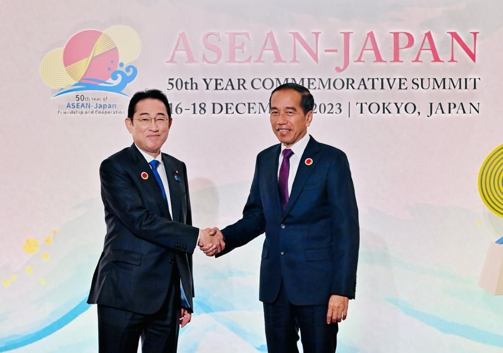 Perdana Menteri Jepang Fumio Kishida menyambut Presiden Joko Widodo di lokasi KTT ASEAN-Jepang, Tokyo, Jepang, Minggu (17/12/2023).