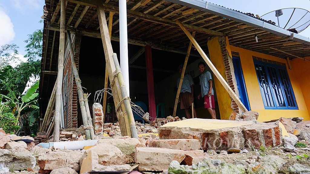 Dua rumah di Grumbul Kaliares, Desa Karang Kemojing, Kecamatan Gumelar, Kabupaten Banyumas, Jawa Tengah, rusak akibat tanah bergerak, Selasa (25/4). Pergerakan tanah sejak awal April itu juga mengancam delapan rumah lainnya. Warga diminta waspada terutama saat turun hujan deras.