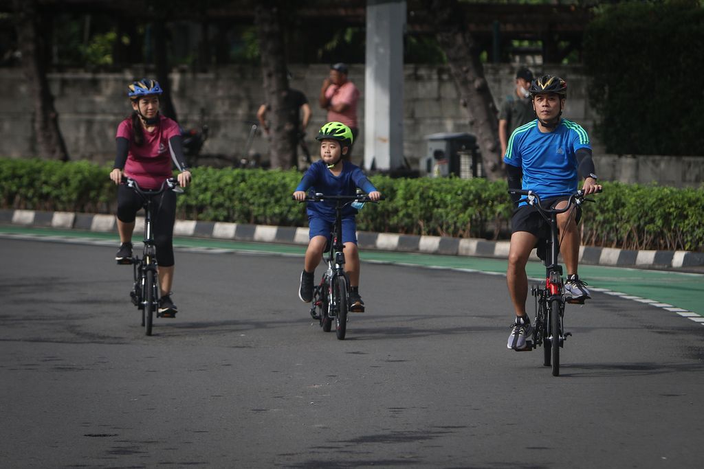 Warga bersepeda saat hari bebas kendaraan bermotor (HBKB) di kawasan Bundaran HI, Jakarta, Minggu (26/3/2023).