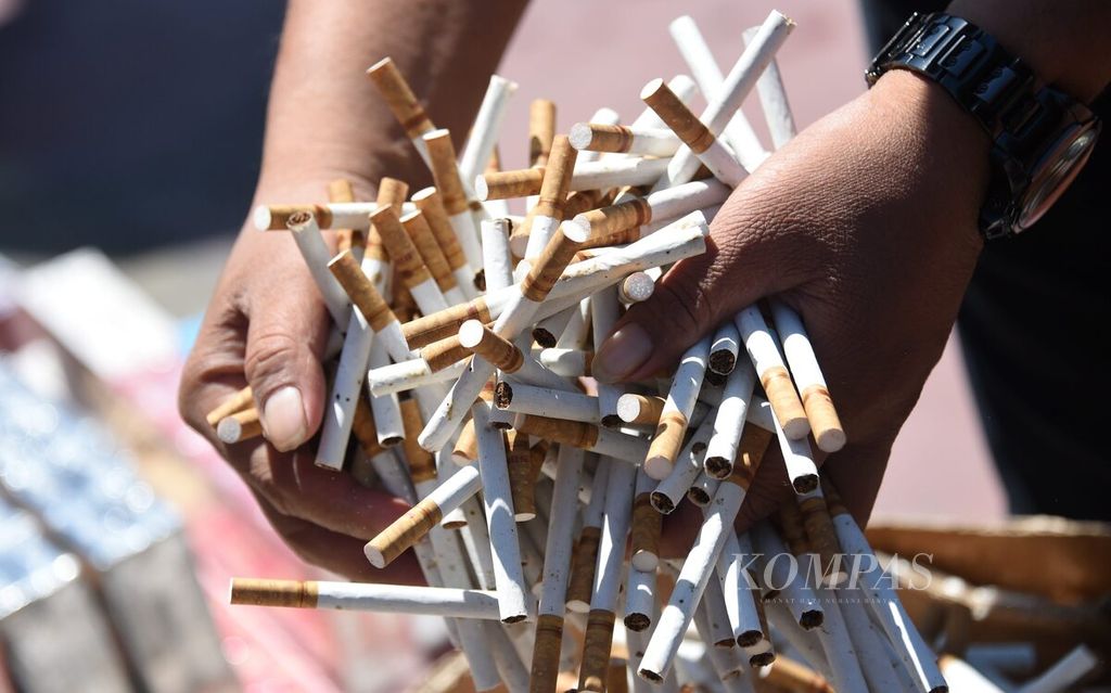 Barang bukti saat pemusnahan barang bukti rokok ilegal di Kantor Pengawasan dan Pelayanan Bea dan Cukai Tipe Madya Pabean B Sidoarjo, Jawa Timur, Rabu (18/11/2020). Bea Cukai Sidoarjo memusnahkan 7,7 juta batang rokok dari hasil 30 kali penindakan sejak April hingga September 2020 dengan nilai Rp 7,5 miliar. Kerugian negara dari pajak cukai mencapai Rp 4,5 miliar.