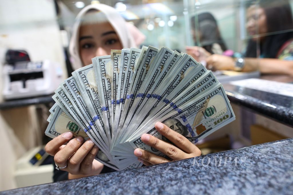 Petugas memperlihatkan uang dollar AS di tempat penukaran valuta asing di Jakarta, Rabu (26/6/2024). Mengutip kurs Jakarta Interbank Spot Dollar Rate (Jisdor) Bank Indonesia, nilai tukar rupiah pada perdagangan Rabu (26/6/2024) ditutup pada level Rp 16.435 per dollar AS atau menguat 56 poin dari sebelumnya.