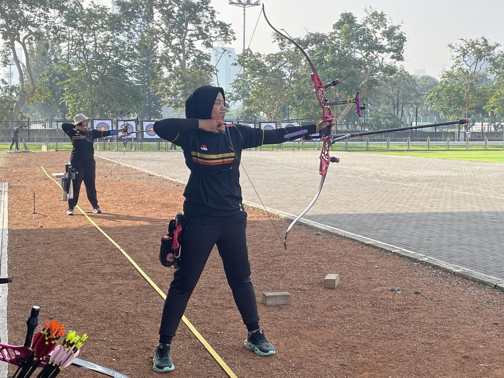 Atlet panahan divisi recurve, Diananda Choirunisa, berlatih di Lapangan Panahan Gelora Bung Karno, Jakarta, Rabu (8/6/2023) pagi. Pada Asian Games 2018, Diananda Choirunisa berhasil meraih medali perak dari nomor perorangan putri.