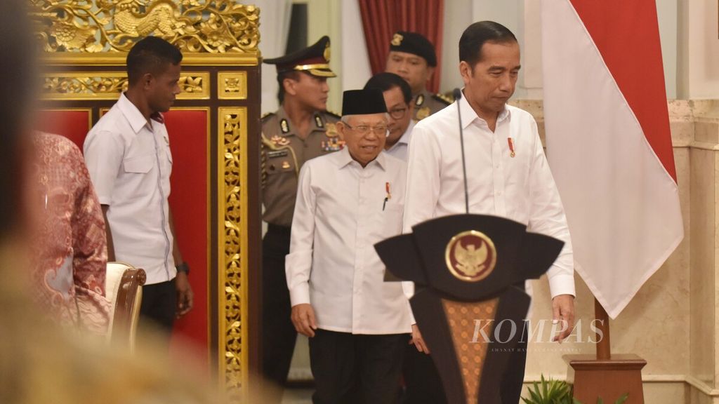 Presiden Joko Widodo bersama Wakil Presiden Ma'ruf Amin menghadiri sidang kabinet paripurna di Istana Negara, Jakarta, Senin (6/1/2019). 