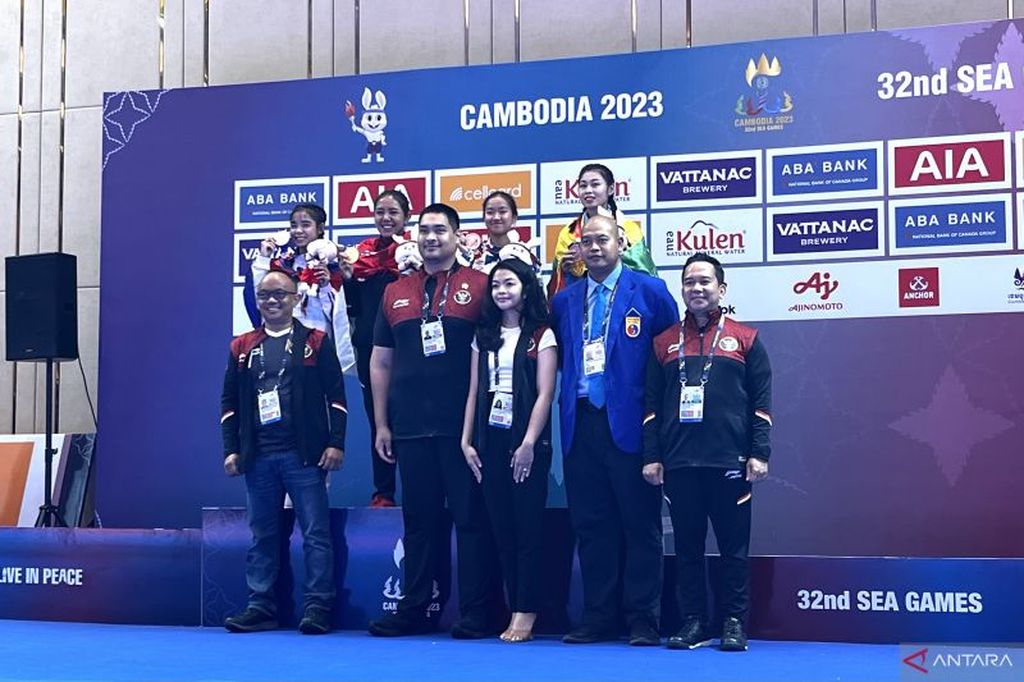Atlet Vovinam Indonesia Manik Trisna Dewi Wetan (berdiri di belakang, kedua dari kiri) berfoto bersama Menteri Pemuda dan Olahraga (Menpora) Indonesia Dito Ariotedjo di podium cabang olahraga vovinam di Chroy Changvar Convention Center Phnom Penh, Kamboja, Sabtu (6/5/2023).