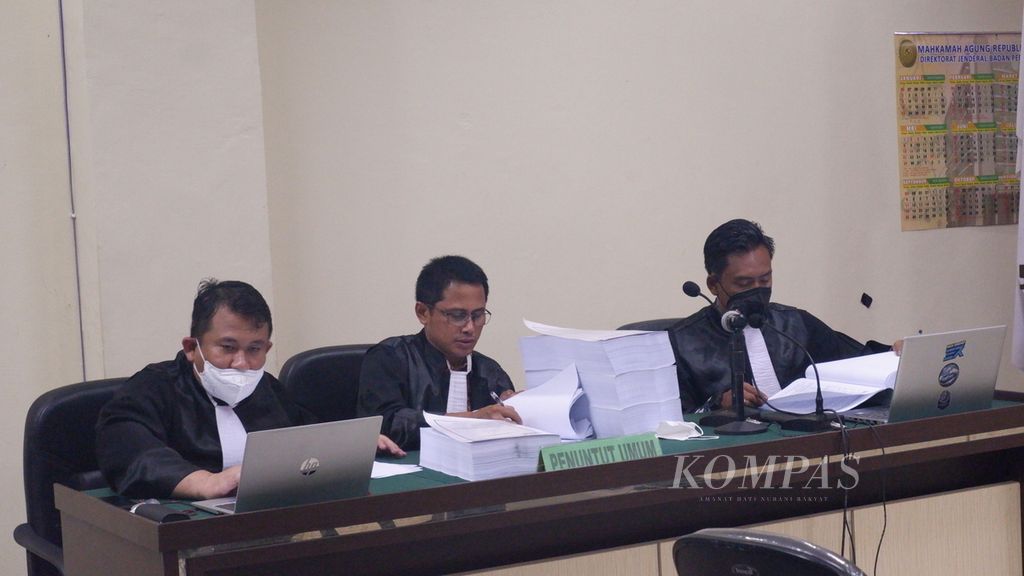 Jaksa penuntut umum dari Komisi Pemberantasan Korupsi (KPK) membacakan tuntutan pidana terhadap mantan Bupati Hulu Sungai Utara Abdul Wahid dalam sidang di Pengadilan Tindak Pidana Korupsi Banjarmasin, Kalimantan Selatan, Senin (1/8/2022). 
