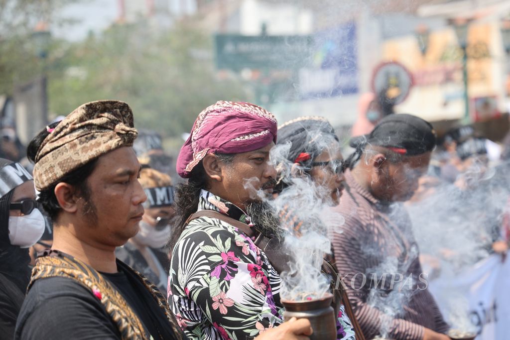 Pengunjuk rasa yang tergabung dalam Masyarakat Peduli Demokrasi menggelar aksi Tapa Bisu saat melakukan demonstrasi di Perempatan Tugu, Yogyakarta, Senin (16/10/2023). Mereka menentang praktik politik dinasti.