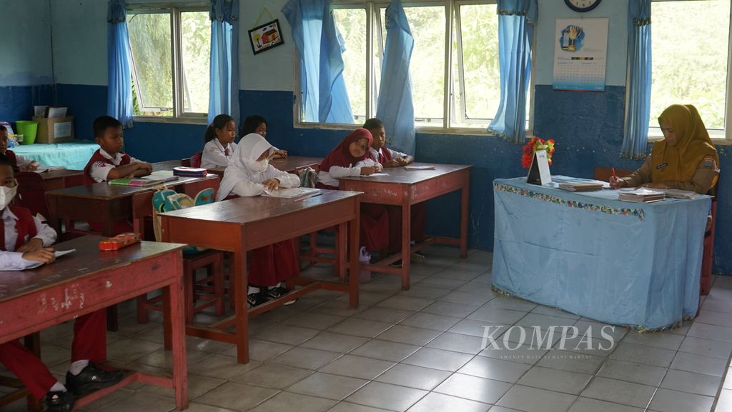 Seorang guru mengajar di salah satu kelas di SD Negeri 192 Kecamatan Kalidoni, Palembang, Sumatera Selatan, Senin (21/11/2022). Akibat kekurangan guru, banyak tenaga pengajar yang harus mengajar lebih dari waktunya atau di luar latar belakang keilmuannya.