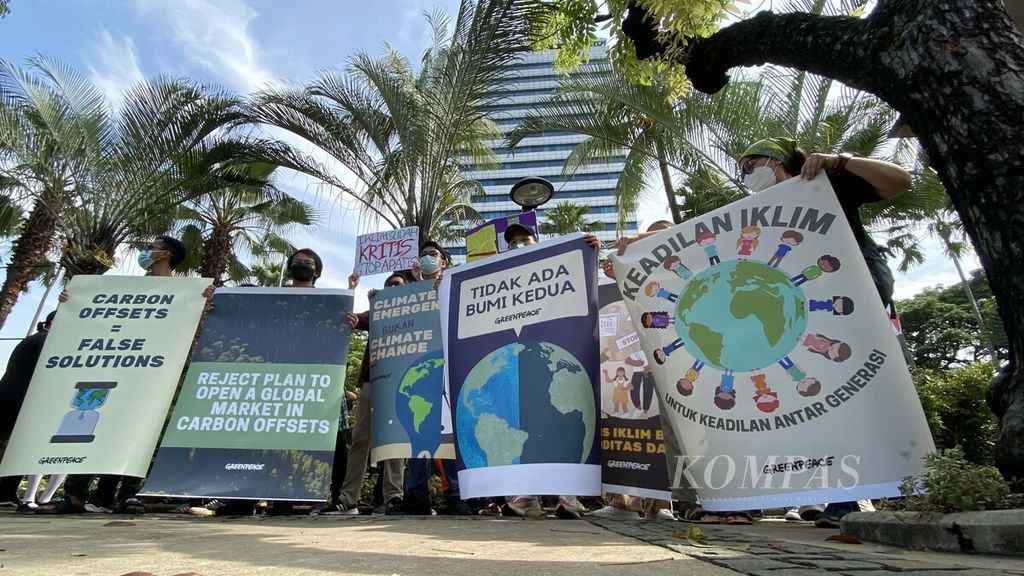 Aktivis lingkungan yang tergabung dalam Aliansi Perlawanan Perubahan Iklim melakukan aksi unjuk rasa di Jalan Merdeka Selatan, Jakarta, Jumat (5/11/2021). Mereka meminta pemerintah melakukan aksi nyata untuk menghentikan krisis iklim global. Para aktivis meminta pemerintah untuk menghentikan pemberian izin baru untuk pembangunan PLTU batu bara, mengedepankan zero deforestation, meningkatkan target penurunan emisi, dan menghentikan pemberian konsesi di pulau-pulau kecil dan wilayah pesisir. Kompas/Wawan H Prabowo (WAK)