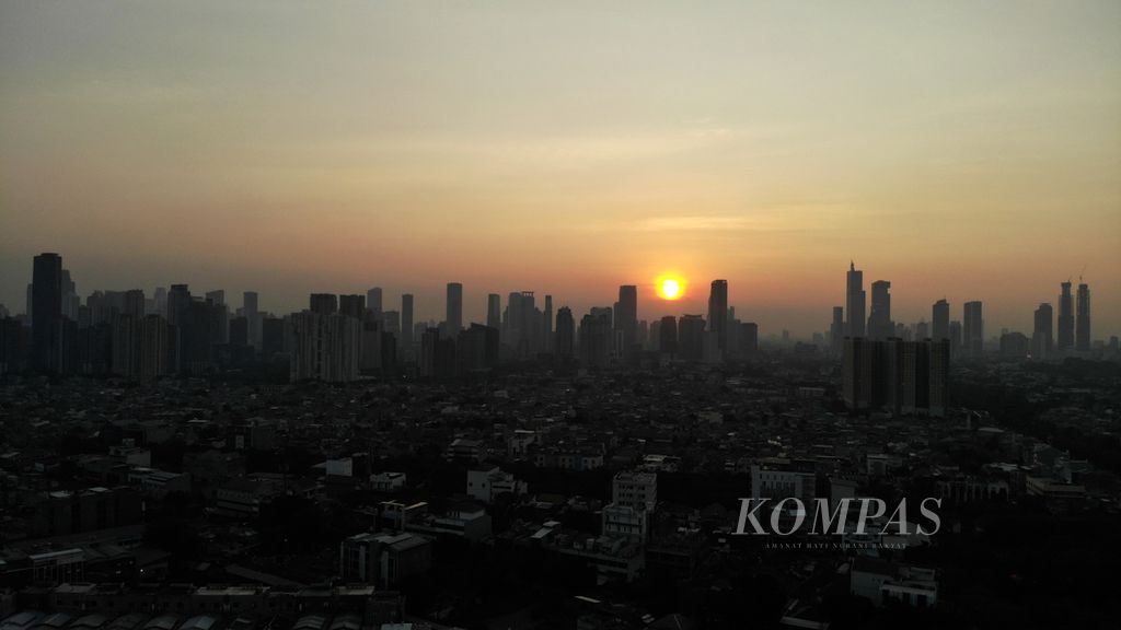 Foto udara siluet gedung-gedung bertingkat di Jakarta, Senin (19/8/2024). Dengan beralihnya pusat negara ke Ibu Kota Nusantara di Kalimantan Timur, Jakarta akan terus bertumbuh sebagai kota global dan pusat perekonomian nasional. 